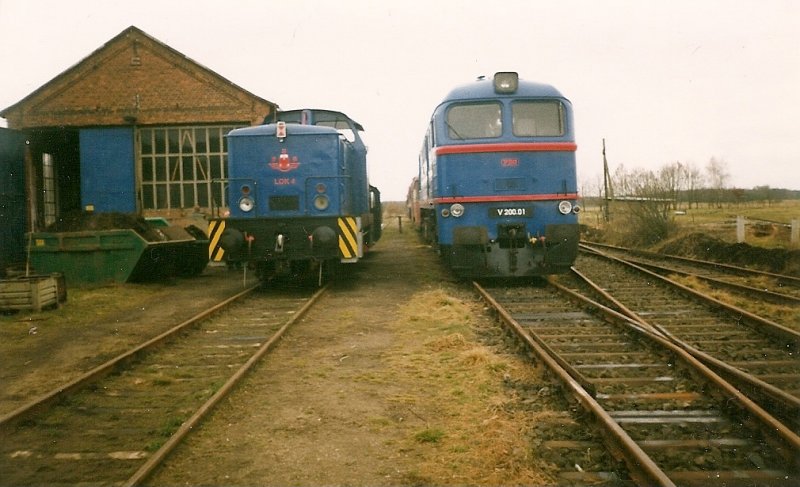 Lok 4 und V200.01 von der PEG im Mrz 1999 am Lokschuppen in Putlitz. 