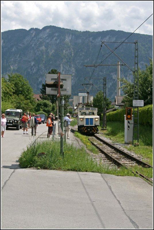Lok 4 der Wachtlbahn f�hrt vom Werksgel�nde, des ehemaligen Zementwerkes Kiefersfelden komment, Durch den Haltepunkt Kiefersfelden Siedlerweg Richtung Wachtl i. Tirol.