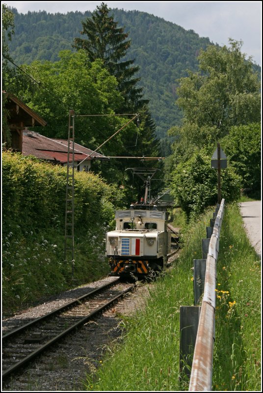 Lok 4 wird gleich die Rosenheimer Strae unterqueren und weiter Richtung Wachtl i. Tirol fahren. Talseitig prgen nun die Bayrischen und Tiroler Landesfarben an der Lokfront. (30.06.07)