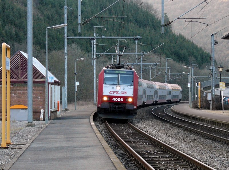 Lok 4006 mit Zug kommt auf dem Ausweichgleis in den Bahnhof von Goebelm�hle eingefahren. 11.02.08
