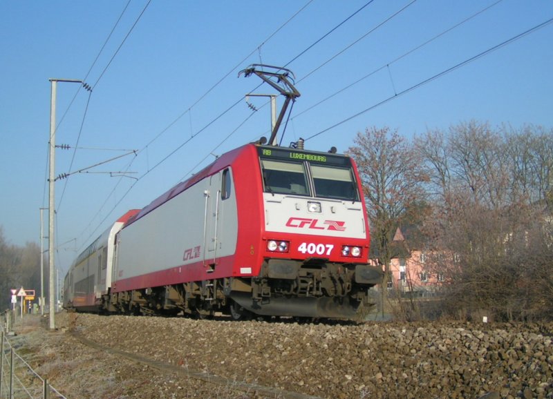 Lok 4007 passiert den Ort Rollingen/Mersch in Richtung Luxemburg am 22.12.07.