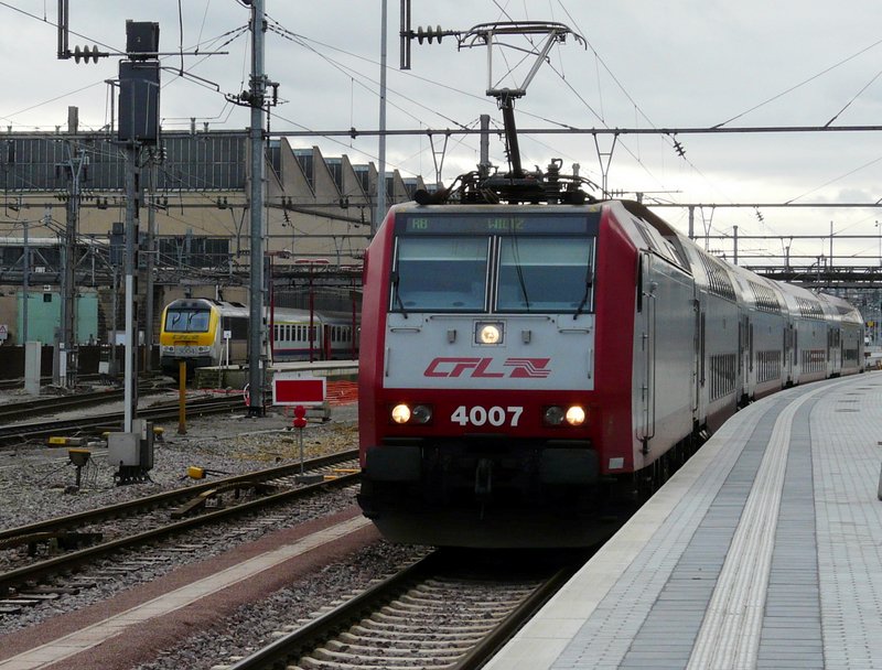 Lok 4007 verlsst den Bahnhof Luxemburg in Richtung Wiltz. Links im Bild steht Lok 3004 mit Zug bereit, um in Krze den Bahnhof in Richtung Lige zu verlassen. 20.01.08