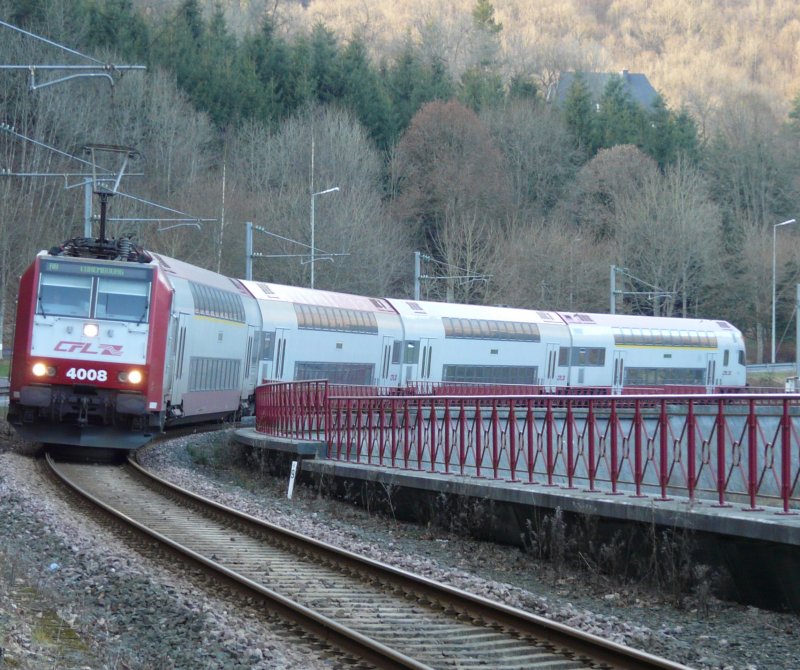 Lok 4008 nhert sich dem Bahnhof von Kautenbach aus Richtung Wiltz kommend am 16.12.07.