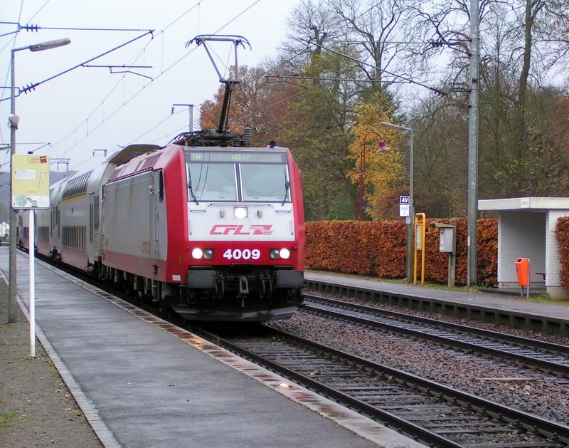 Lok 4009 mit Personenzug in Richtung Wiltz am 11.11.07 bei der Ankunft an der Haltestelle Walferdingen.