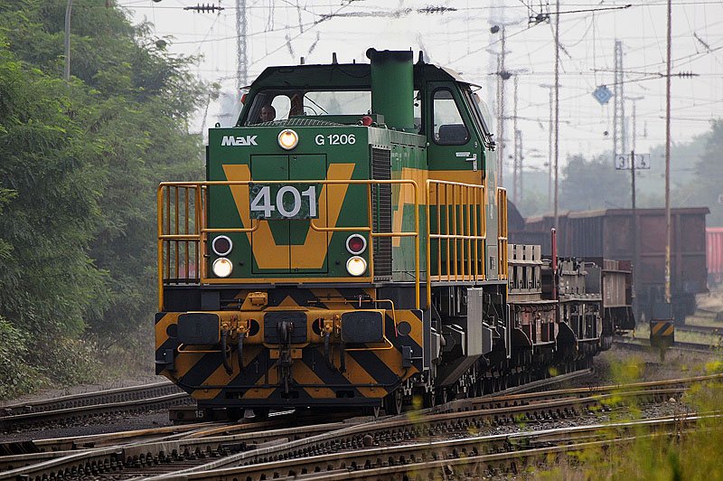 Lok 401 der Dortmunder Eisenbahn (DE GmbH) erreicht mit einem Leeerzug Oberhausen West. 27.07.2008