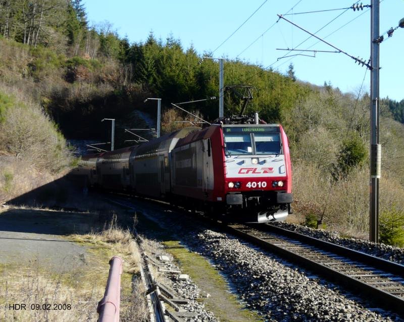 Lok 4010 mit Zug IR 3737 hat soeben den Tunnel hinter Mecher in sdlicher Richtung verlassen und wird in Krze die Haltestelle in Drauffelt erreichen. 09.02.08