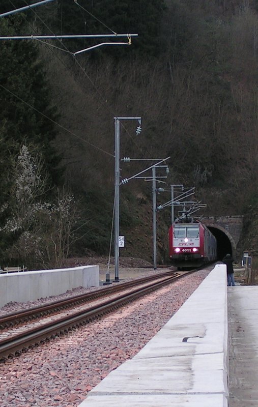 Lok 4011 kommt aus dem Tunnel Bourscheid kurz vor der runderneuerten Br�cke �ber die Sauer bei Michelau und f�hrt in Richtung Luxemburg. 15.12.07