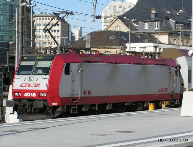 Lok 4015 steht am Bahnsteig in Luxemburg zur Abfahrt bereit nach Athus (B).  03.02.08