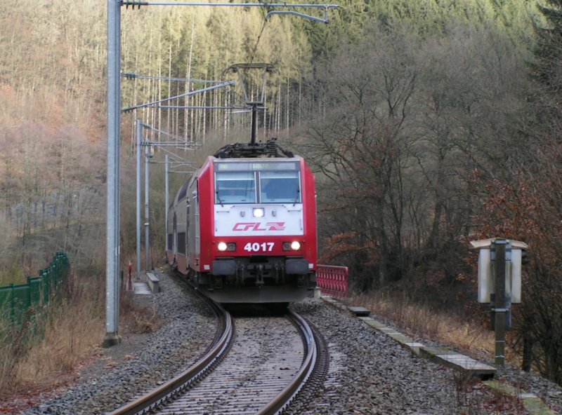 Lok 4017 berquert eine Brcke bei der Haltestelle Merkoltz  und fhrt in Richtung Wiltz. 06.01.08