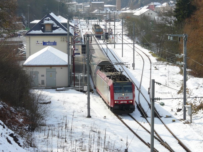 Lok 4019 mit Zug RB 3240 beim Verlassen des Bahnhofs von Wiltz, welcher am 04.03.08 von einer leichten Schneedecke berzogen ist.