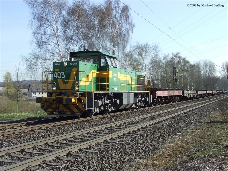 Lok 403 der Dortmunder Eisenbahn passiert den B Gelsenkirchen Bismarck und fhrt richtung Oberhasen West. 1.4.08