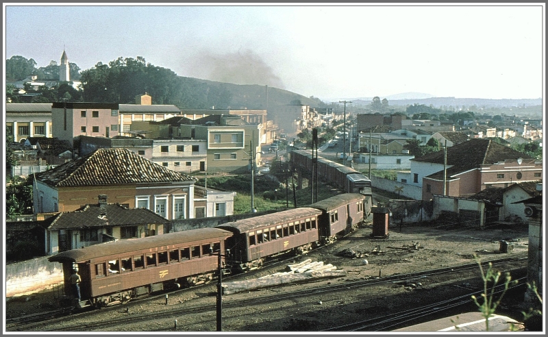 Lok 41 verlsst mit einem langen Mixto den Bahnhofsbereich von Sao Joao del Rei Richtung Nordwesten ins 100km entfernte Aurelia Mourao. (Archiv 03/1979)