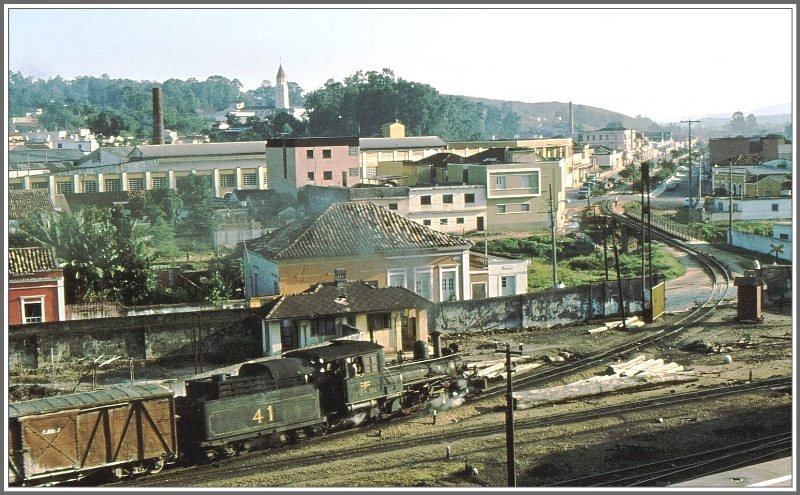 Lok 41 verlsst mit einem langen Mixto den Bahnhofsbereich von Sao Joao del Rei Richtung Nordwesten ins 100km entfernte Aurelia Mourao. (Archiv 03/1979)
