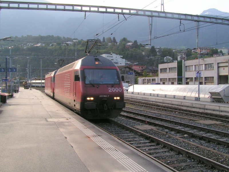 Lok 460 064-7 durchfhrt mit einer weiteren Lok gleicher Bauart den Bahnhof von Brig. 02.08.07 