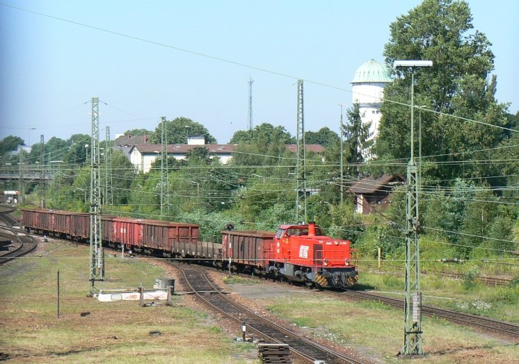 Lok 467 der AVG erreicht gerade mit einer bergabe aus dem Murgtal den Karlsruher Rangierbahnhof (24.7.2008)