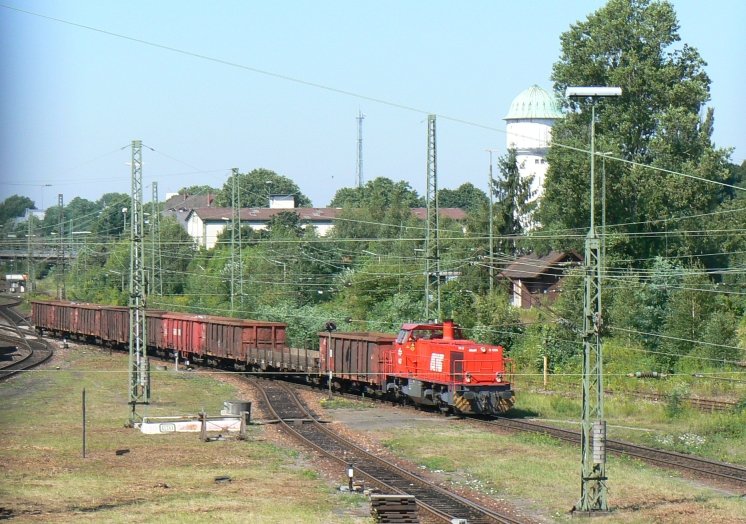 Lok 467 der AVG erreicht gerade mit einer bergabe aus dem Murgtal den Karlsruher Rangierbahnhof (24.7.2008)