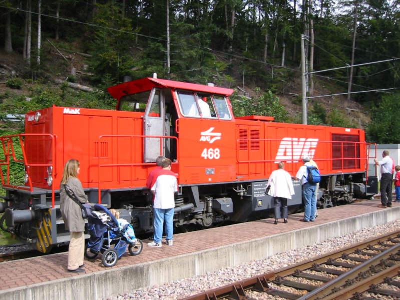 Lok 468 vom Typ MaK G1206 der Albtal Verkehrs Gesellschaft (AVG) am 22.08.2004 beim Bahnhofsfest in Bad Herrenalb.