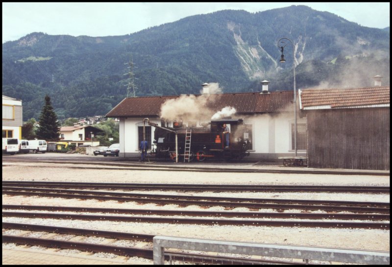 Lok 5 ergnzt im Sommer 2005 im Bahnhof Jenbach die Wasservortte. 