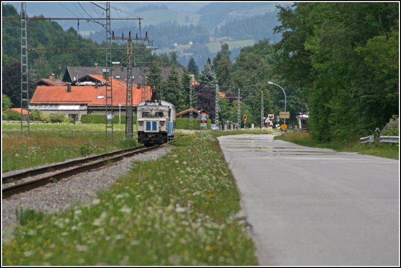 Lok 5 der Rohrdorfer Zement AG f�hrt mit den zwei Wendelsteinbahn Waggon von 1912!!!! bei Hechtsee nach Wachtl i.Tirol.
