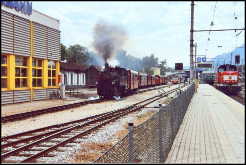 Lok 5 der Zillertalbahn bringt im Sommer 2005 einen Dampfzug von Jenbach nach Mayrhofen. Links im Bild rangiert eine 2068.