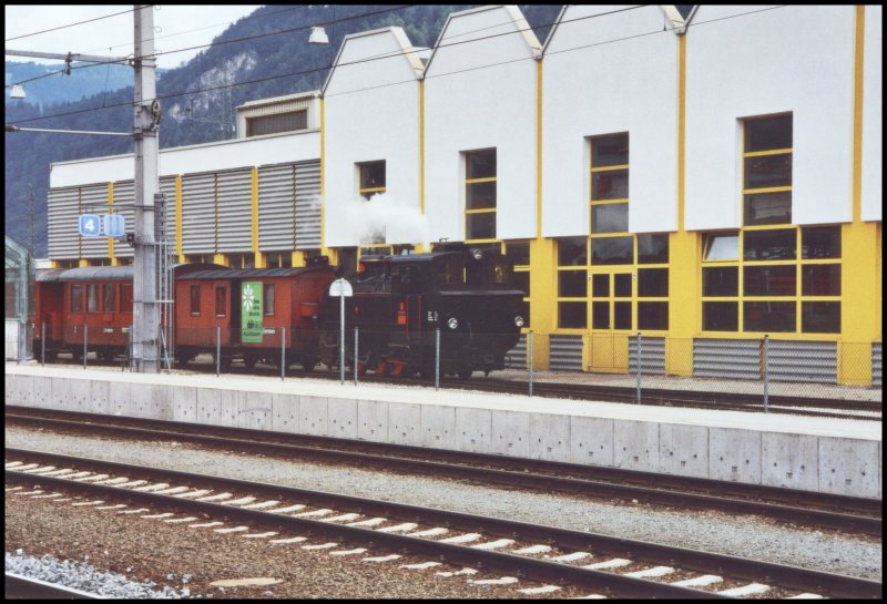 Lok 5 der Zillertalbahn kommt mit einem Personenzug in den Bahnhof Jenbach eingefahren.