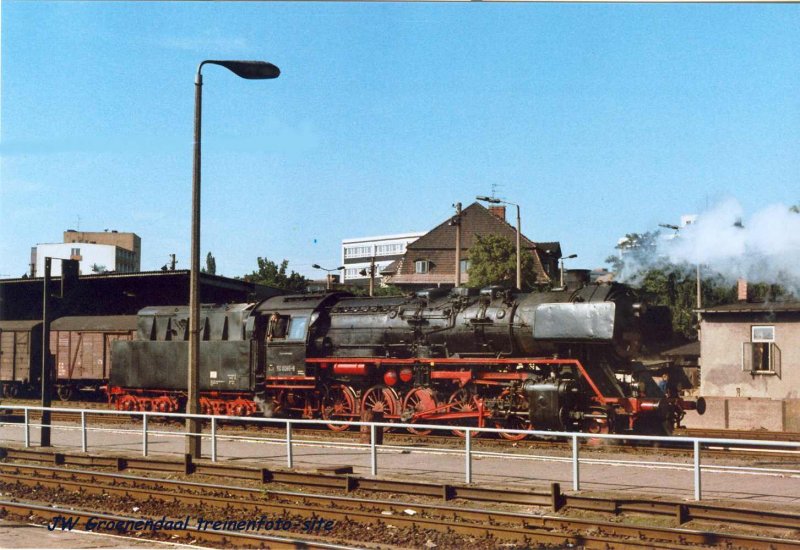Lok 50 5065 im Rostocker Hauptbahnhof 1984, einer der letzten Dampfloks in der umgebung Rostock.
http://home.hetnet.nl/~jwgroenendaal/IndexDeutsch.html
