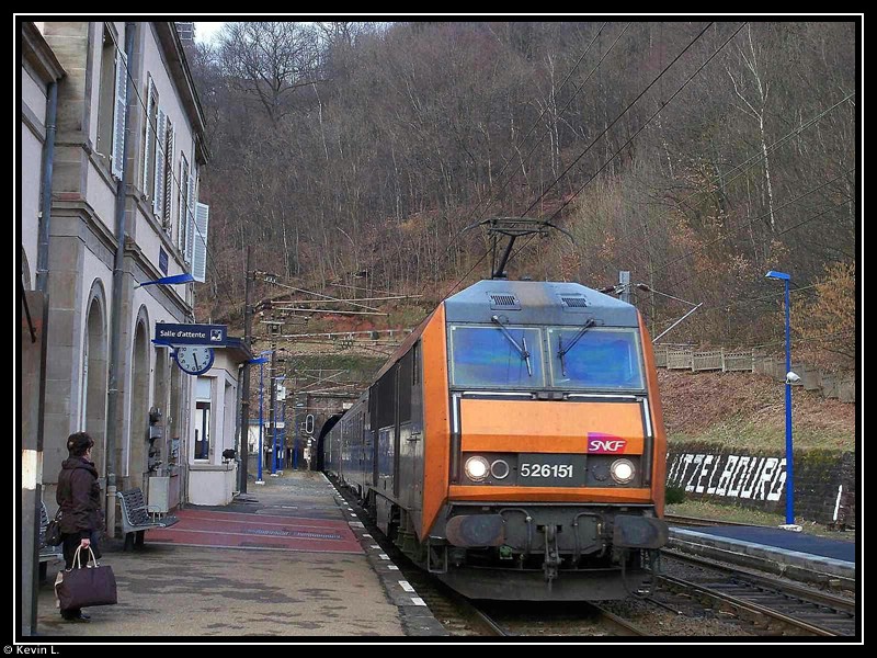 Lok (5)26151 der SNCF fhrt mit seinem Regionalzug in Lutzelbourg ein. Aufgenommen am 13.3.2009