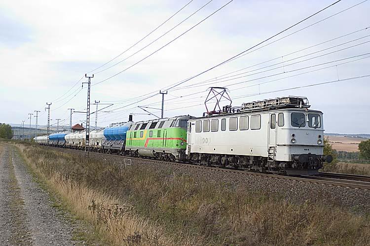 Lok 56 (ehemaliger Holzroller) und Lok 24 (V180) der WAB fhren ihren Ganzzug am Block Steinberg die Blankenheimer Rampe bergaufwrts Richtung Halle/S