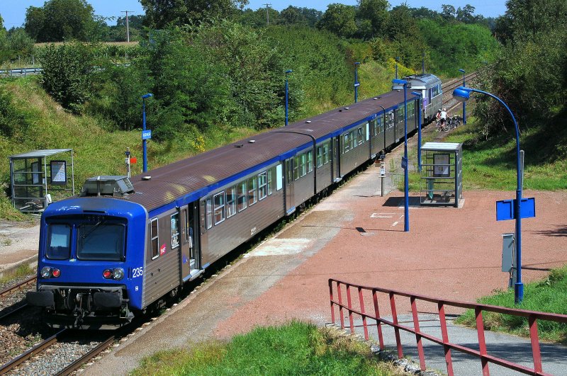 Lok 567464 mit TER-Einheit 235, Straßbourg-Lauterbourg steht im Bahnhof von Munchhausen. 18.08.2009