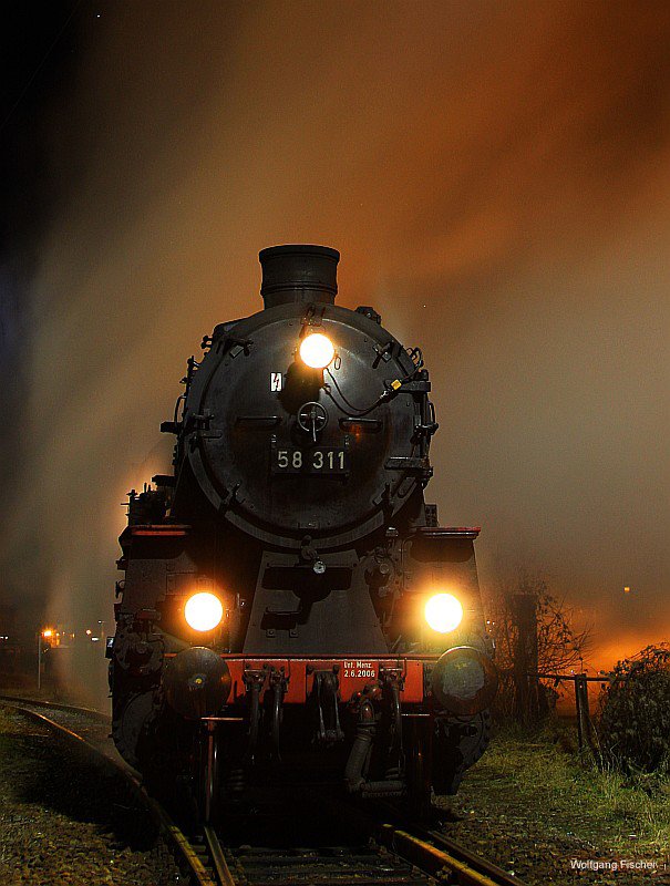 Lok 58311 der Ulmer Eisenbahnfreunde am Bahnhof Hausach beim Wasserfassen am 03.01.2009