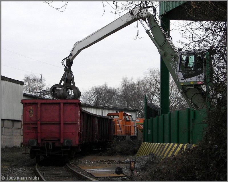 Lok 6 northrail (92 80 1275 837-3 D SK), angemietet von der WHE, wartet mit 4-teiligen Zug bis der Ladevorgang abgeschlossen ist.. Wanne-Industriegebiet Hafenstrae  18.02.2009
