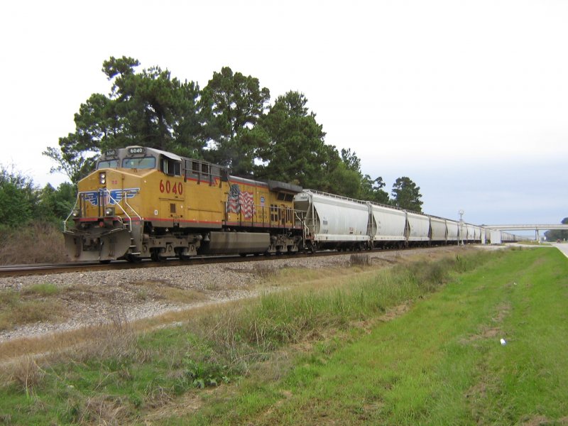 Lok 6040 von Union Pacific schiebt am 14.10.2007 in Spring (bei Houston, Texas) einen langen Gterzug aus Silowagen nach.