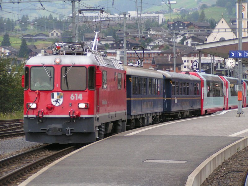 Lok 614 der RhB verlsst mit einem Glacier Express den Bahnhof Disentis/Mustr in Richtung Chur. 07.08.07