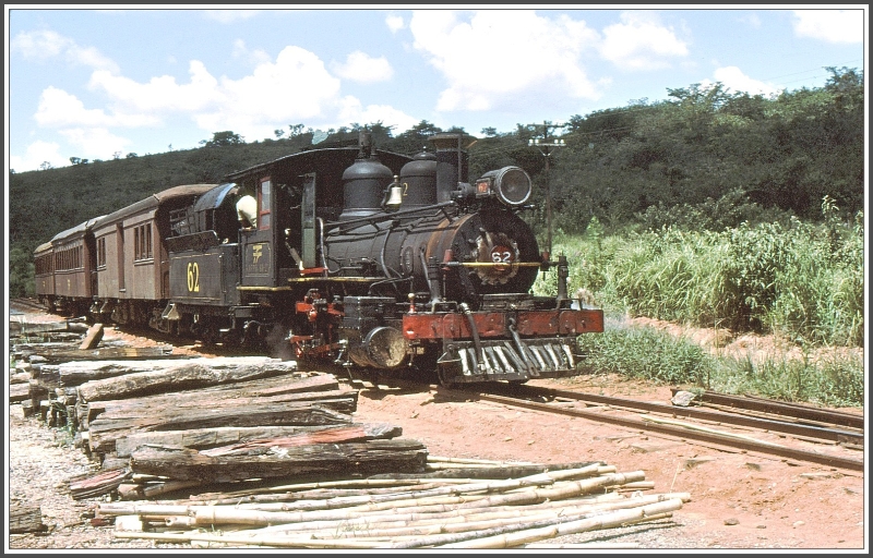 Lok 62 drckt ihre Personenwagen an den gemeinsamen Bahnsteig mit der Meterspurbahn in Aurelia Mourao. (Archiv 03/1979)