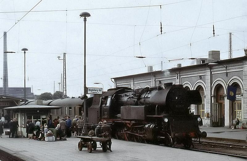 Lok 65 1071 vor dem P-Zug aus Schnebeck, im Magdeburger Hbf. Aufn.1966.
