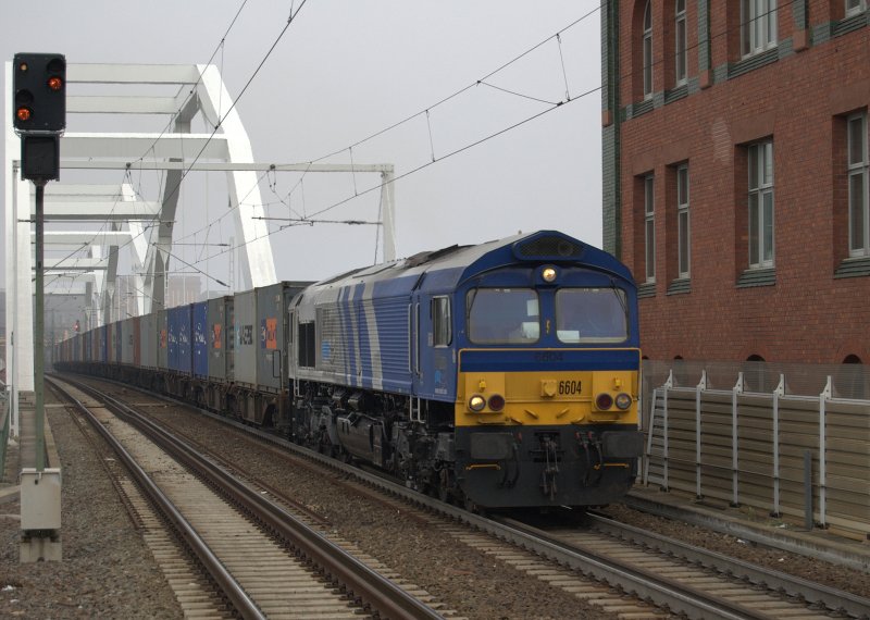 Lok 6604 der ERS fhrt mit ihrem Containerzug durch Ludwigshafen Mitte Richtung Ludwigshafen Hbf. 14.11.2008