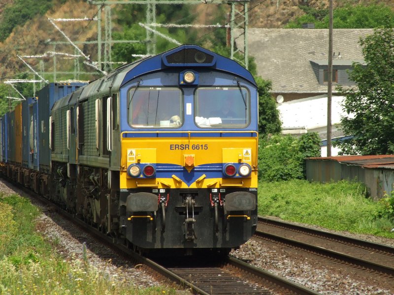 Lok 6615 und 6603 der ERS Railways mit einem Gterzug in Vallendar/Rhein.Das Bild ist ein Notschuss.2.6.08
