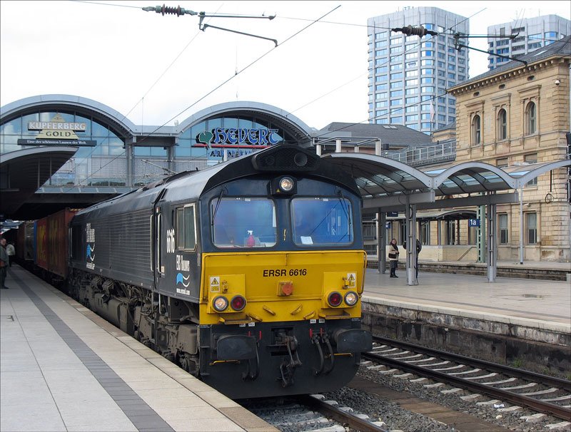 Lok 6616, eine Class 66 der ERS Railways (ERSR) kommt mit einem Gterzug durch den Bahnhof Mainz; 06.04.2008
