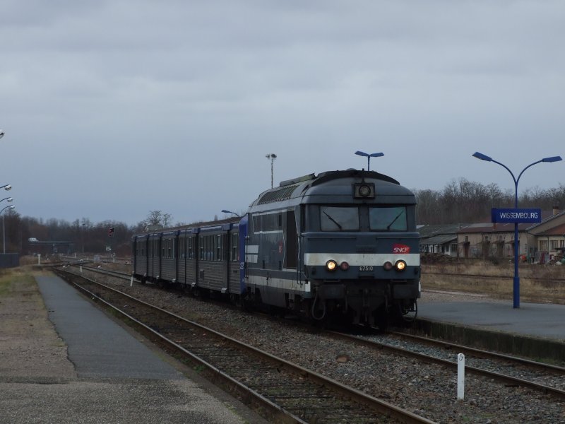 Lok  67510 der Baureihe BB67400 ist am 19.01.2008 mit einem Personenzug aus Strabourg bei der Einfahrt von Wissemburg sie wird nach 30 Minuten Aufenthalt als Schlerzug wieder nach Strabourg fahren