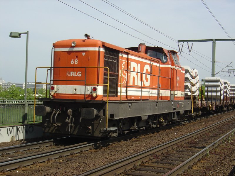 Lok 68 (KHD Typ DG 1200 BBM) der RLG (Regionalverkehr Ruhr-Lippe) vor einem Gterzug mit Tbbings. Aufgenommen am 21.4.2007 auf der Sdbrcke in Kln.