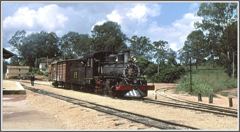 Lok 68 rangiert in Campolide, wo auch ein Wendedreieck vorhanden ist. (Archiv 03/1979)