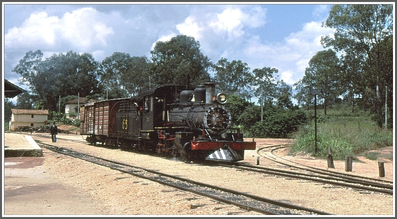Lok 68 rangiert in Campolide, wo auch ein Wendedreieck vorhanden ist. (Archiv 03/1979)