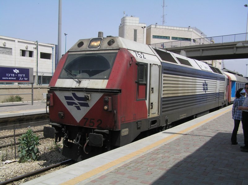 Lok 752 fhrt mit einem sdwrts gehenden Expresszug, gebildet aus Altbau-Schnellzugwagen, auf Bahnsteig 1 des Bahnhofs  Haifa Merkaz  ein. Der hinter der Lok zu erkennende Generatorwagen fr die Klimaanlage drfte auch am 13.05.2007 schon gut zu tun haben, um die 10 Waggons ertrglich zu khlen. 