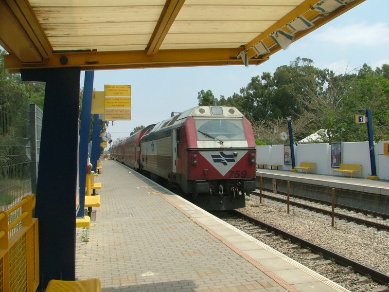 Lok 759, eine spanische JT42BW schiebt ihren Regionalzug (Grlitzer Dostos) aus Kyriat Chaim Richtung Norden. Nchster Halt wird Kyriat Motzkin sein, bevor es dann weiter, zur einst bedeutensten Hafenstadt Palstinas, Akko geht. (Israel, 14.05.2007)