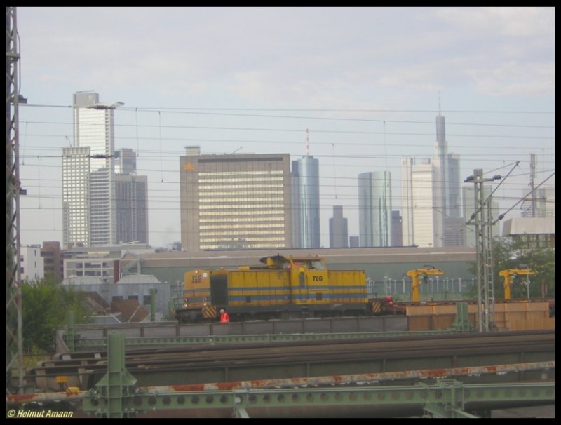 Lok 8 der TLG war whrend des Austausches der Weichen im S-Bahn-Tunnel in Frankfurt am Main und der damit verbundenen Sperrung des Abschnitts Hauptbahnhof - Konstablerwache am 15.08.2006 ausnahmsweise mal auerhalb des Tunnels nahe des Bahnhofs Frankfurt - Galluswarte im Bauzugeinsatz zu sehen.