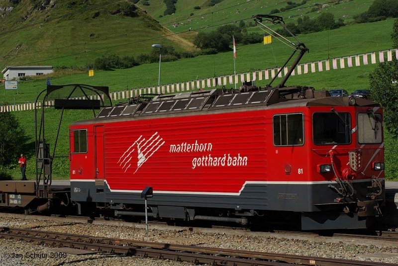 Lok 81 der Matterhorn Gotthard Bahn in Realp wartend auf die Beladung ihres Autotransportzuges durch den Furka Basistunnel. August 2009