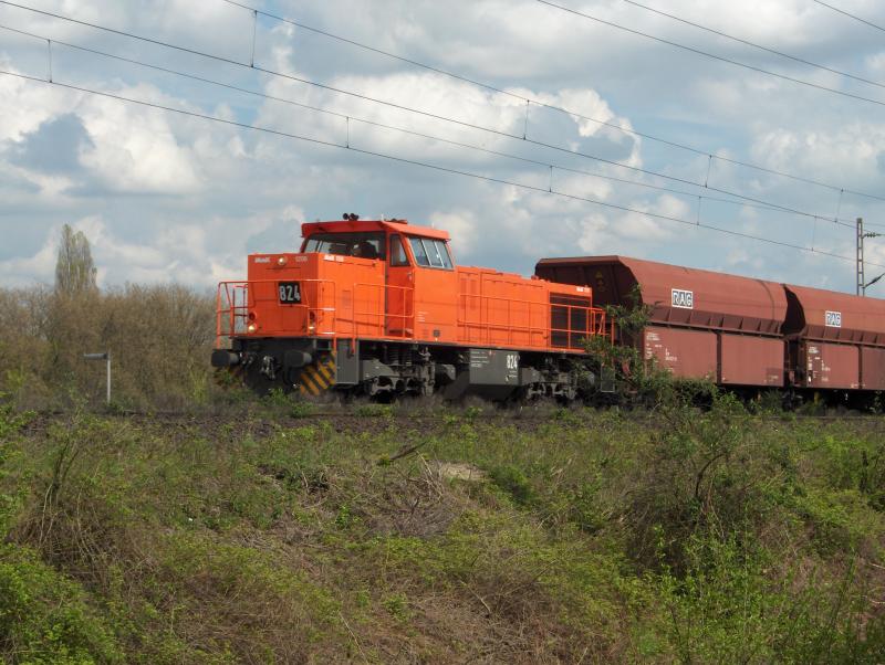 Lok 824 der RAG passiert soebend das Centro in Oberhausen.
2.5.06