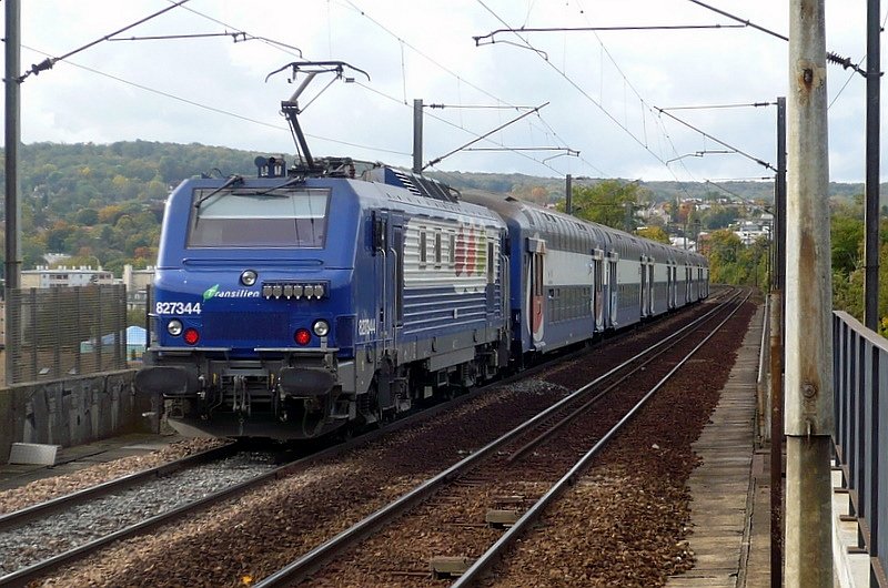 Lok 827344 mit V2BN-Doppelstockzug der Transilien SNCF als RER-Line J von Paris St. Lazare nach Mantes la Jolie fhrt am 16.10.2008 ber die Seine-Brcke bei der Station Conflans Fin d'Oise.