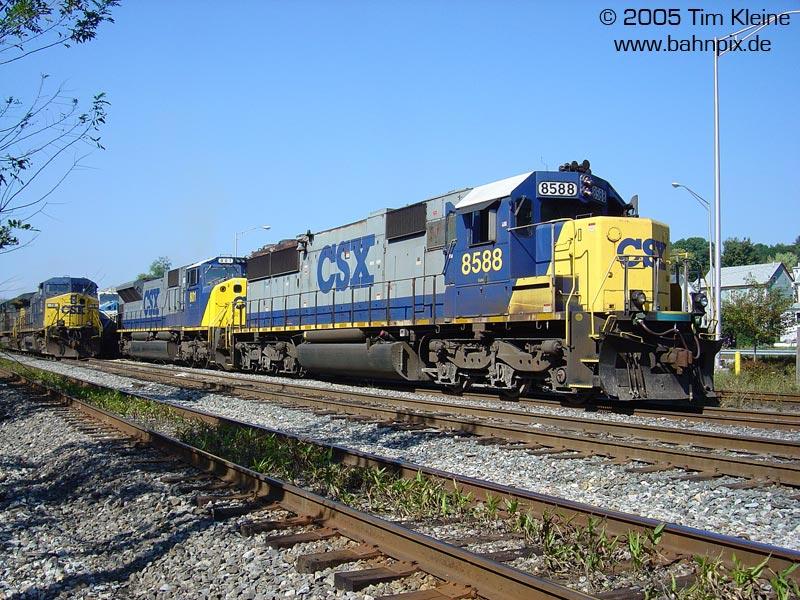 Lok 8588 der CSX steht zusammen mit 3 Schwesterlokomotiven vor ihrem 300 Wagen-GZ am 15.10.2005 im Bahnhof Brunswick.