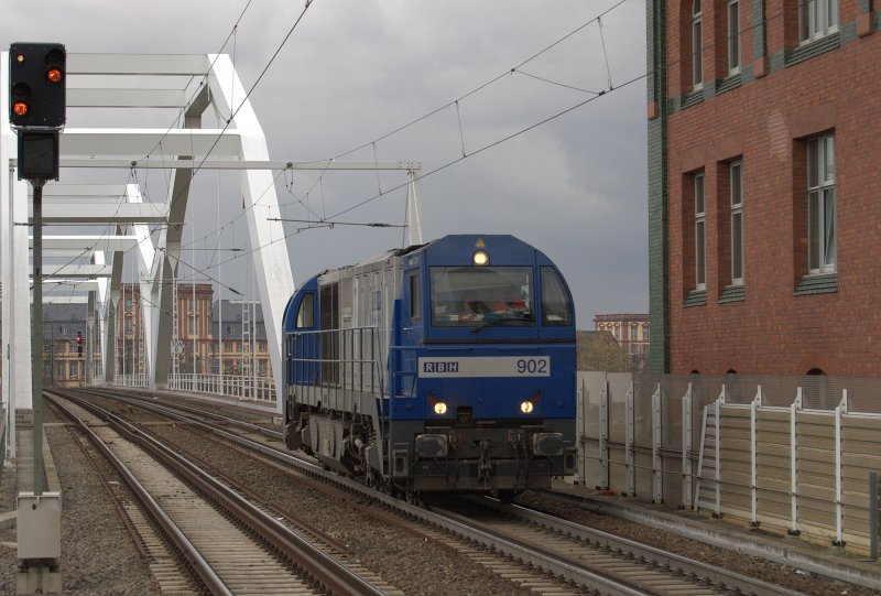 Lok 902 (MaK G2000) der RBH fhrt in Ludwigshafen Mitte, aus Mannheim kommend, Richtung Ludwigshafen Hbf. 12.11.2008